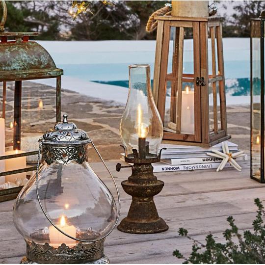 vintage hrdzava stolna lampa petrolej lampa na baterky vintage mediteranska anticka dekoracia balaton chata primorska atmosfera.jpg